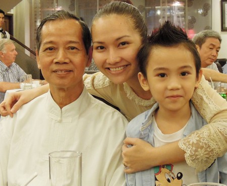 Kim Hiền và con trai Sonic chụp ảnh chung với ông nội bé.